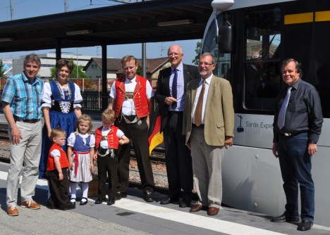 Von links: Bruno Vattioni, Geschäftsführer Säntis-Schwebebahn, Appenzeller Trachtenfamilie, Andreas Netzle, Stadtammann Kreuzlingen, Horst Frank, Oberbürgermeister Konstanz, Werner Fritschi, Mitglied der Geschäftsleitung Thubro mit dem „Säntis Express“.