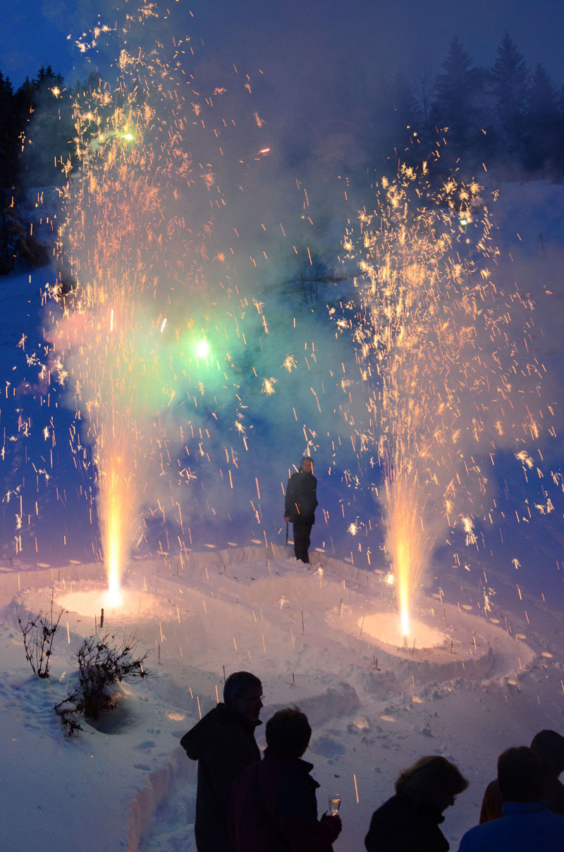 An der feierlichen Laber-Übergabe am Samstag wurde ein in den Schnee gestampftes Ela-Logo mit Wunderkerzen und Vulkanen beleuchtet.