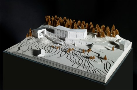 Projekt Schwägalp: Das Neubauprojekt Schwägalp wird sich entlang des Waldrandes zwischen der Talstation der Schwebebahn und dem alten Berggasthaus Schwägalp sanft an den Hang anlehnen.