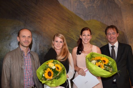 Der Baumeler-Preis geht an Daniela Born (links) und Anna Koller. Flankiert werden die beiden Gewinnerinnen von Michael Mettler (links), CEO Baumeler Reisen, und René Zeier, Leiter Höhere Fachschule für Tourismus Luzern HFT.