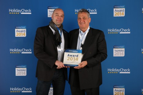 Walter Trösch (rechts im Bild) nimmt die Auszeichnung entgegen.